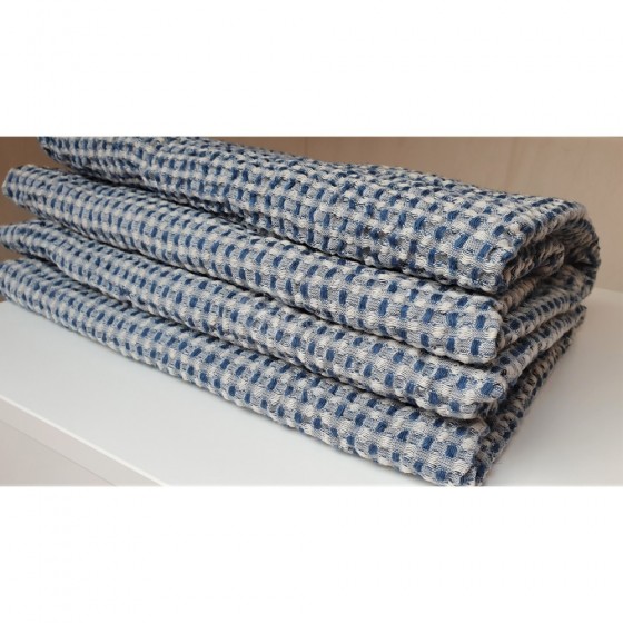 Puslininis vonios rankšluostis su baltais ir mėlynais langeliais iš lino ir medvilnės.