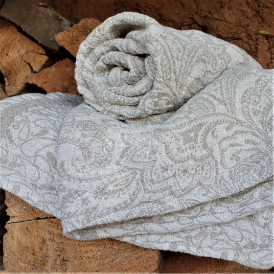 Puslininis žakardinis rankšluostis su gėlių raštais - miegoimperija.lt